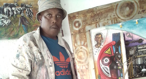 Foto des afrikanischen Künstlers Timothy Zantsi mit einem seiner Gemälde