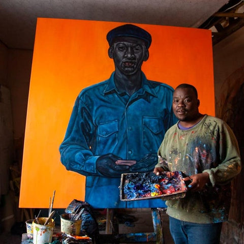 Foto des afrikanischen Künstlers Khaya Sineyile mit einem seiner Acryl auf Leinwand Gemälde