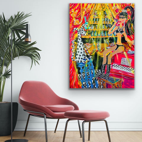 Ein Raum in dem ein Couch Stuhl und eine Pflanze zu sehen sind. An der Wand hängt das Gemälde bestehend aus Acryl auf Leinwand „101 Love Songs“ vom afrikanischen Künstler Kyle Jardine. Auf dem Kunstwerk ist ein Raum zu sehen, der an eine Bar erinnert. Eine Dame sitzt auf einem Piano und neben ihr ist ein Hund zu sehen, der auf einem Hocker sitzt. Das Gemälde ist im Pop up Stil gemalt. Das Gemälde ist bunt.
