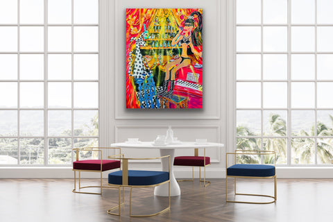 Ein großer Raum in dem ein Esstisch und 4 Stühle zu sehen sind. An der Wand hängt das Gemälde bestehend aus Acryl auf Leinwand „101 Love Songs“ vom afrikanischen Künstler Kyle Jardine. Auf dem Kunstwerk ist ein Raum zu sehen, der an eine Bar erinnert. Eine Dame sitzt auf einem Piano und neben ihr ist ein Hund zu sehen, der auf einem Hocker sitzt. Das Gemälde ist im Pop up Stil gemalt. Das Gemälde ist bunt.