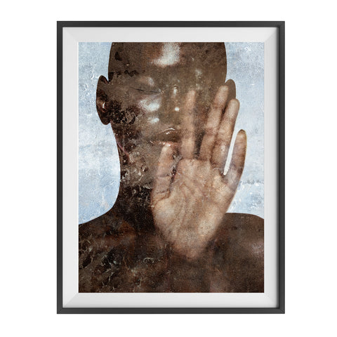 Posterdruck auf dickem und haltbarem, mattem (ungestrichenem) Papier von der afrikanischen Künstlerin Linnea Frank. Das werk zeigt das Abbild einer Frau, sie hat ihre Augen geschlossen und streckt Ihre Hand nach vorne. Ihre Handfläche ist nach vorne gerichtet. Sie sieht entspannt aus, sie hat ihre Augen geschlossen und lächelt leicht.