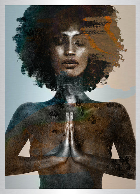 Druck auf silbernen Metall, der Fotodruck Kalisa von der afrikanischen Künstlerin Linnea Frank. auf dem Kunstwerk ist schemenhaft eine Frau zu sehen, die ihre Hände vor ihrem Körper faltet. Sie sieht ruhig und meditativ aus.