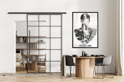 Eines unserer Interior Bilder. Auf dem Foto sieht man einen großen Raum, im Vordergrund sind ein Tisch und Stühle. Über dem Tisch, an der Wand, sieht man das Kunstwerk der südafrikanischen Künstlerin Linnea Frank mit dem Namen "Lacuna Invert".