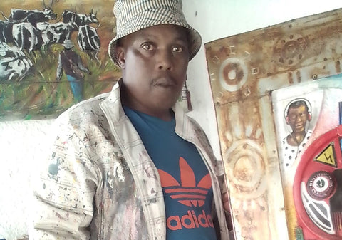 Das Bild zeigt den in Südafrika geborenen Künstler Timothy Zantsi. Er scheint in seinem Atelier zu stehen