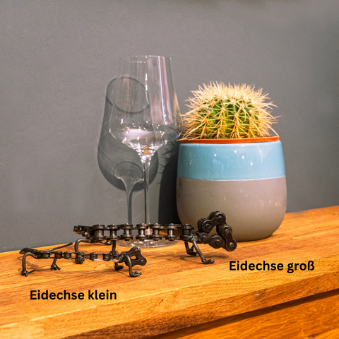 Metal sculpture lizard - small