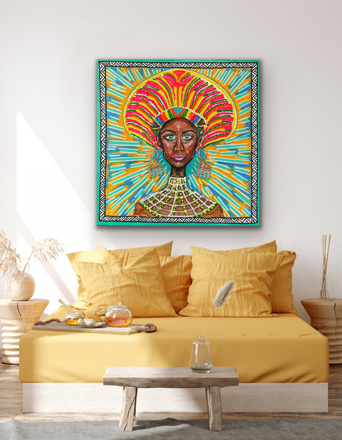 Gemälde, Acryl auf Leinwand „Afro Empress“ vom afrikanischen Künstler Kyle Jardine in einem Wohnzimmer über einem gelben Sofa, auf dem Kunstwerk ist eine Frau im Pop-Art-Stil zu sehen