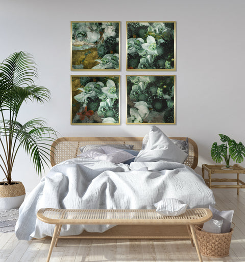 Druck auf goldenem Metall, Blossoms von der afrikanischen Künstlerin Linnea Frank in einem hellen Schlafzimmer über dem Bett, auf dem vierteiligen Kunstwerk sind Blumen zu sehen