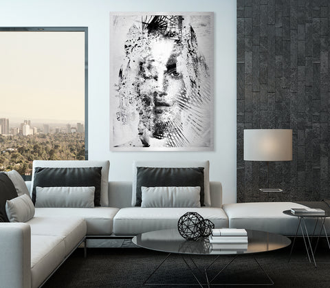 Druck auf gebürstetem Aluminium, Epoch BW von der afrikanischen Künstlerin Linnea Frank in einem Wohnzimmer über einem Sofa, auf dem Kunstwerk ist ein Kopf einer Frau in Frontalansicht mit verschiedenen anderen Elementen zu sehen