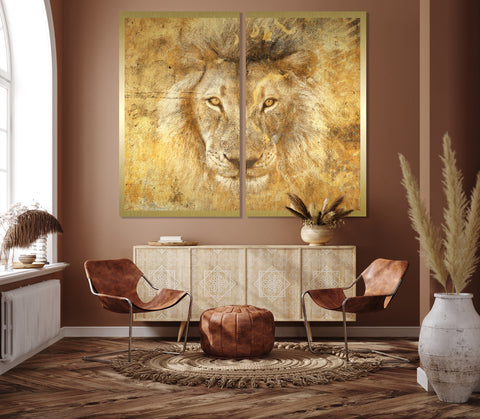 Druck auf Gold-Dibond-Metall, Golden Simba  Nummer 2 von 3 von der afrikanischen Künstlerin Linnea Frank in einem in Erdtönen gehaltenen Raum über zwei Stühlen, auf dem Kunstwerk ist ein Löwenkopf frontal zu sehen