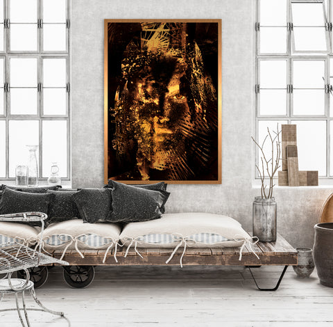 Druck auf Kupfer-Dibond-Metall, Hadron Epoch von der afrikanischen Künstlerin Linnea Frank in einem Wohnzimmer über einem rustikalen Sofa, auf dem Kunstwerk ist ein Kopf einer Frau in Frontalansicht mit verschiedenen anderen Elementen zu sehen