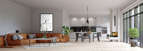 Druck auf schwarzem Metall, Horizon von der afrikanischen Künstlerin Linnea Frank in einem Wohn-Essbereich über einem braunen Sofa, auf dem Kunstwerk sind die Umrisse einer Frau zu sehen, die ihre Hände vor dem Körper zusammenführt
