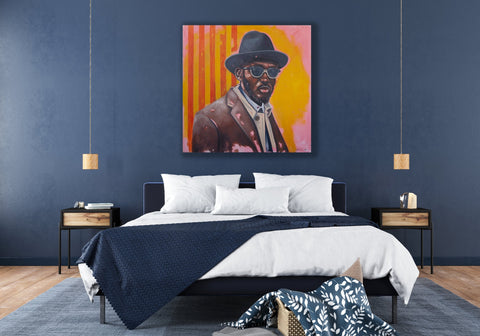 Gemälde, Acryl auf Leinwand, „The Tycoon“ vom afrikanischen Künstler Khaya Sineyile in einem blau gehaltenen Schlafzimmer über einem Bett, auf dem Kunstwerk ist ein Mann mit Hut und Sonnenbrille vor einem comicartigen gelben und pinken Hintergrund mit orangenen Streifen zu sehen.