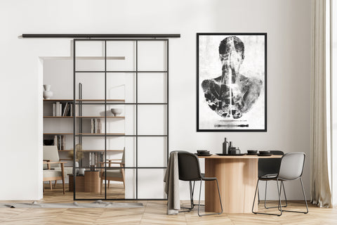 Druck auf schwarzem Dibond-Metall, Lacuna Invert Nummer 6 von 7 von der afrikanischen Künstlerin Linnea Frank in einem Zimmer über dem Esstisch, auf dem Kunstwerk ist eine Frau in schwarz und weiß zu sehen, die ihre Arme und Handflächen vor dem Gesicht und Oberkörper zusammengeführt hat