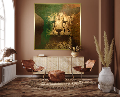 Druck auf Gold-Dibond-Metall, Mr Ford von der afrikanischen Künstlerin Linnea Frank in einem in Erdtönen gehaltenen Zimmer über zwei braunen Stühlen, auf dem Kunstwerk ist der Kopf eines Geparden in Frontalansicht zu sehen