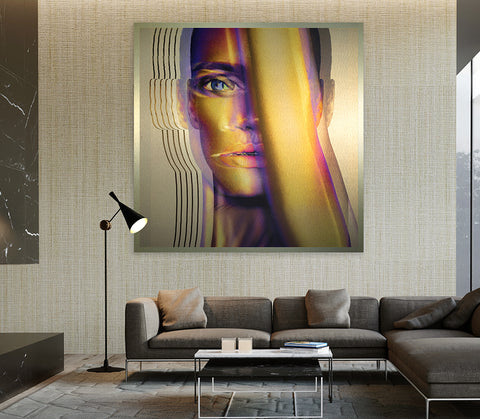 Druck auf Gold-Dibond-Metall, Natalia von der afrikanischen Künstlerin Linnea Frank in einem grau gehaltenen Wohnzimmer über dem dunkelgrauen Sofa, auf dem Kunstwerk ist der Kopf einer Frau in Frontalansicht zu sehen, von der Frau gehen Schwingungen aus und sie hat einen Arm vor dem Gesicht