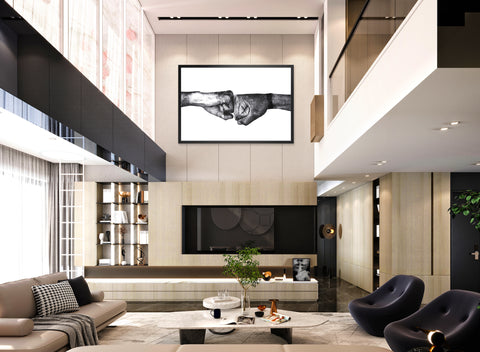 Druck auf schwarzem Metall, Osmosis von der afrikanischen Künstlerin Linnea Frank in einem Wohnzimmer, auf dem Kunstwerk sind zwei zusammengeführte Fäuste zu sehen.