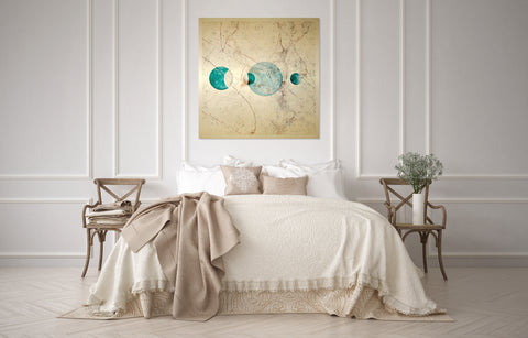 Druck auf Gold-Dibond-Metall, Phase 1 von der afrikanischen Künstlerin Linnea Frank in einem weiß und beige gehaltenen Schlafzimmer über einem Bett, auf dem Kunstwerk ist eine Mondphase zu sehen