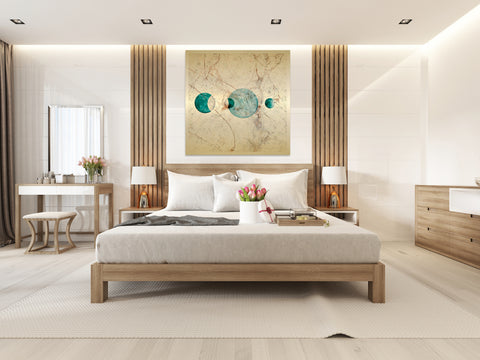 Druck auf Gold-Dibond-Metall, Phase 1 von der afrikanischen Künstlerin Linnea Frank in einem weiß und braun gehaltenen Schlafzimmer über einem Bett, auf dem Kunstwerk ist eine Mondphase zu sehen