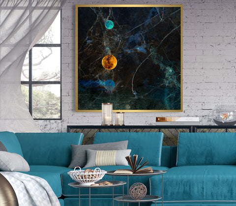 Druck auf Gold-Dibond-Metall, Phase 2 von der afrikanischen Künstlerin Linnea Frank in einem Wohnzimmer über einem blauen Sofa, auf dem Kunstwerk ist eine Mondphase zu sehen