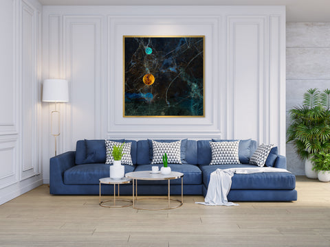 Druck auf Gold-Dibond-Metall, Phase 2 von der afrikanischen Künstlerin Linnea Frank in einem hellen Wohnzimmer über einem blauen Sofa, auf dem Kunstwerk ist eine Mondphase zu sehen