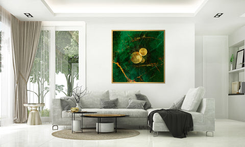 Druck auf Gold-Dibond-Metall, Phase 3 von der afrikanischen Künstlerin Linnea Frank in einem hell gehaltenen Wohnzimmer über dem hellgrauen Sofa, auf dem Kunstwerk ist eine Mondphase zu sehen