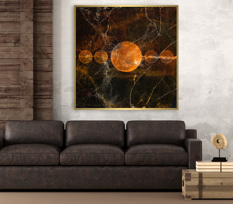 Druck auf Gold-Dibond-Metall, Phase 4 von der afrikanischen Künstlerin Linnea Frank in einem Wohnzimmer über dem dunkelbraunen Sofa, auf dem Kunstwerk ist eine Mondphase zu sehen