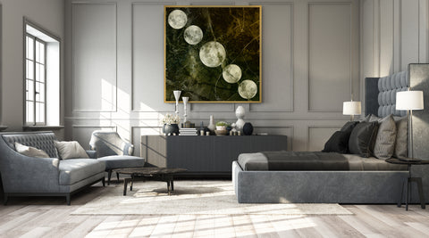 Druck auf Gold-Dibond-Metall, Phase 5 von der afrikanischen Künstlerin Linnea Frank in einem grau gehaltenen Wohzimmer über einem grauen Sideboard, auf dem Kunstwerk ist eine Mondphase zu sehen