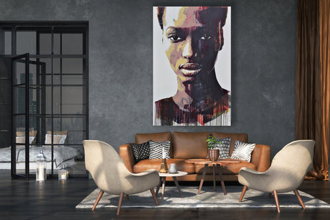 Gemälde, Acryl auf Leinwand, „Woman Series 11-9“ von der afrikanischen Künstlerin Sarah Danes Jarrett in einem grau, beige und braun gehaltenem Wohnzimmer über einem braunen Sofa, modernes Porträt einer afrikanischen Frau