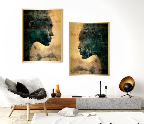Druck auf Gold-Dibond-Metall, Silibi Nummer 3 von 3 von der afrikanischen Künstlerin Linnea Frank in einem hellen Zimmer über einem Sessel, auf dem zweiteiligen Kunstwerk ist jeweils der Kopf einer Frau im Profil zu sehen, die Frauen schauen sich an
