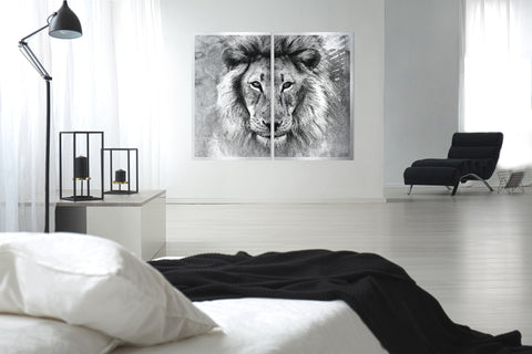 Druck auf gebürstetem Aluminium, Simba von der afrikanischen Künstlerin Linnea Frank in einem schwarz und weiß gehaltenen Schlafzimmer, auf dem Kunstwerk ist der Kopf eines Löwen in Frontalansicht zu sehen
