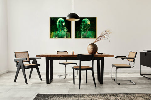 Druck auf Gold-Dibond-Metall, Zanzi & Pemba Nummer 4 von 7 von der afrikanischen Künstlerin Linnea Frank über einem Esstisch, auf dem zweiteiligen Kunstwerk ist jeweils eine Frau zu sehen