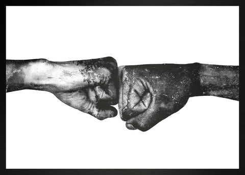 Druck auf schwarzem Metall, Osmosis von der afrikanischen Künstlerin Linnea Frank, auf dem Kunstwerk sind zwei zusammengeführte Fäuste zu sehen.