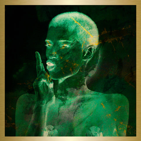 Druck auf Gold-Dibond-Metall, Zanzi & Pemba, Pemba, zweiter Teil des zweiteiligen Kunstwerks von der afrikanischen Künstlerin Linnea Frank, auf dem zweiteiligen Kunstwerk ist jeweils eine Frau zu sehen