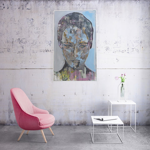 Ein Bild von einem Innenraum, in dem ein rosa suhl und zwei kleine Tische stehen, in der Mitte hängt das Bild "Poise" von Gerhard Van der Westhuizen