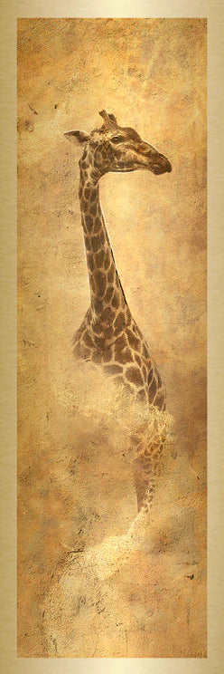 Eines von dem zweiteiligen Kunstwerk,Druck auf Gold-Dibond-Metall. der Fotodruck The Overseers von der afrikanischen Künstlerin Linnea Frank. Auf dem Kunstwerk ist eine Giraffe zu sehen, die nach Rechts schaut.