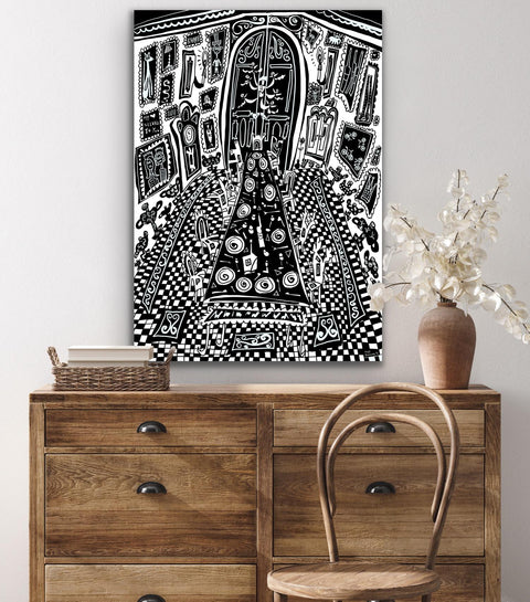 Raum mit Holzmöbeln an dessen Wand das Gemälde bestehend aus Acryl auf Glasplatte „Be my guest“ vom afrikanischen Künstler Kyle Jardine zu sehen ist. auf dem Kunstwerk ist ein Esszimmer zu sehen. Es ist im Schwarz-weißen Pop up Stil gemalt und die Architektur des Raumes scheint die eines Schlosses darzustellen.