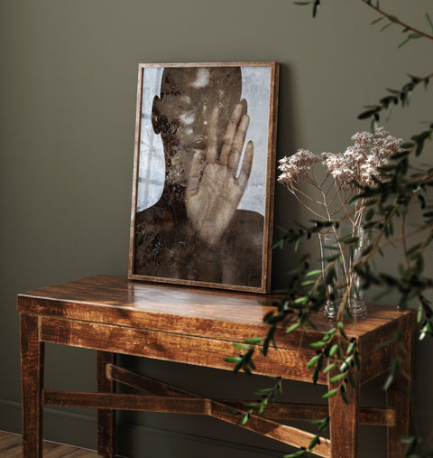 Ein Raum, in dem sich Pflanzen und ein Tisch befinden. Auf dem Tisch steht das der Posterdruck auf dickem und haltbarem, mattem (ungestrichenem) Papier ALora Print von der afrikanischen Künstlerin Linnea Frank. 