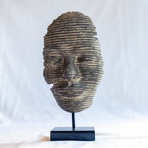 "Striped Small Muse" - Steinskulptur