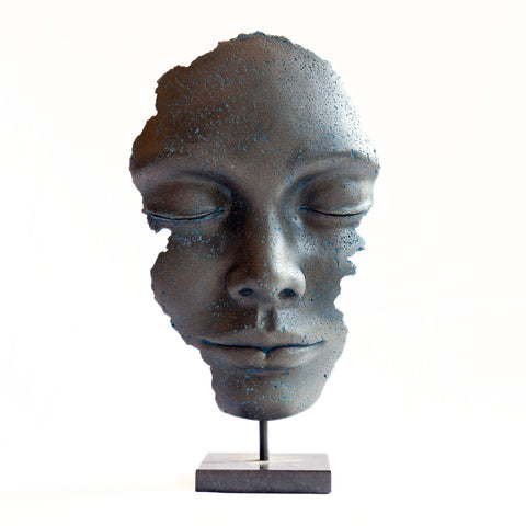 "Dark Medium Muse" - Steinskulptur