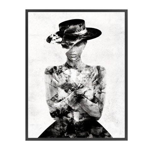Das Werk "Acacia Invert" von Linnea Frank. Es ist ein Fotodruck auf einer Metall Platte und zeigt eine Frau die ein Kleid und einen Hut trägt. Sie hat die Arme vor sich überkreuzt und legt ihre Hände in der Nähe ihrer Schultern ab. Sie sieht ruhig und mysteriös aus. Das Bild ist in schwarz-weiß gedruckt