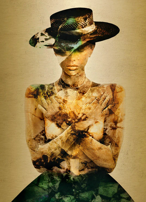 Das Werk "Acacia Invert" von Linnea Frank. Es ist ein Fotodruck auf einer Gold-Dibond Metall Platte und zeigt eine Frau die ein Kleid und einen Hut trägt. Sie hat die Arme vor sich überkreuzt und legt ihre Hände in der Nähe ihrer Schultern ab. Sie sieht ruhig und mysteriös aus. Das Bild ist in den Farben Gold und Grün gedruckt.