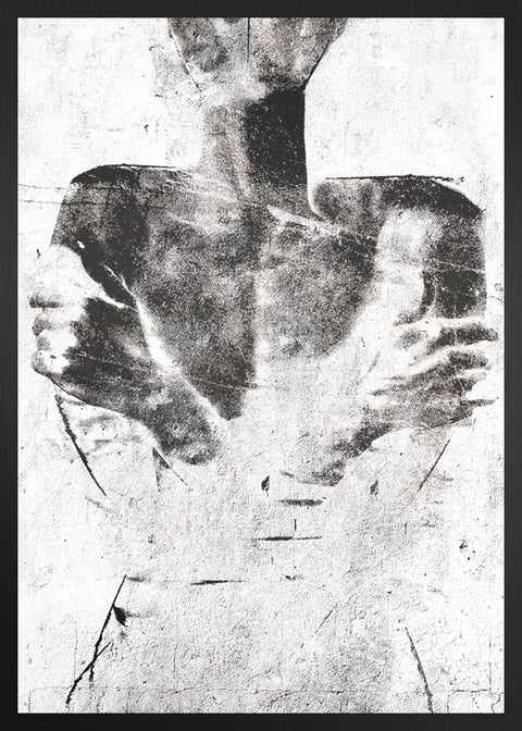 Druck auf schwarzem Metall, Armored Invert von der afrikanischen Künstlerin Linnea Frank, auf dem Kunstwerk ist schemenhaft eine Frau zu sehen, die ihre Arme vor dem Körper überkreuzt und ihre Hände an ihren Oberarmen abgelegt hat 