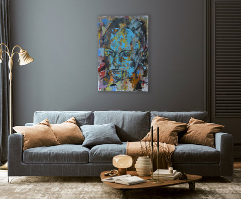 Ein eher dunkel eingerichteter Raum, ein Wohnzimmer, man sieht eine couch in der Mitt, und daneben einen kleinen Kaffeetisch, in der Mitte des Bildes hängt das Gemälde "Clarity" von Gerhard Van der Westhuizen an der Wand