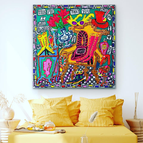 Gemälde, Acryl auf Leinwand „Fancy that“ vom afrikanischen Künstler Kyle Jardine über einem gelben Sofa in einem Wohnzimmer, auf dem Kunstwerk ist eine Einrichtung im Pop-Art-Stil zu sehen