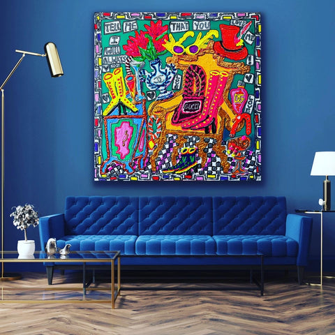  Gemälde, Acryl auf Leinwand „Fancy that“ vom afrikanischen Künstler Kyle Jardine in einem in blau und gold gehaltenem Wohnzimmer über einem dunkelblauen Samtsofa, auf dem Kunstwerk ist eine Einrichtung im Pop-Art-Stil zu sehen