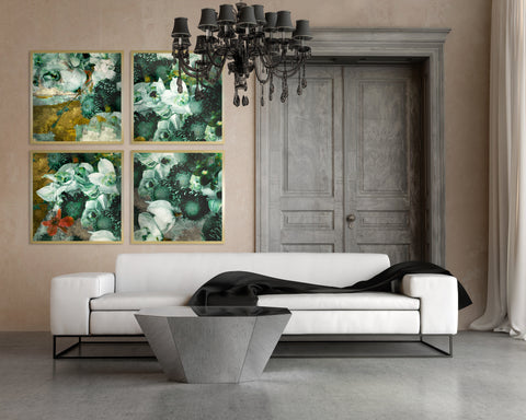 Druck auf goldenem Metall, Blossoms von der afrikanischen Künstlerin Linnea Frank in einem grau und beige gehaltenen Raum über einem Sofa, auf dem vierteiligen Kunstwerk sind Blumen zu sehen