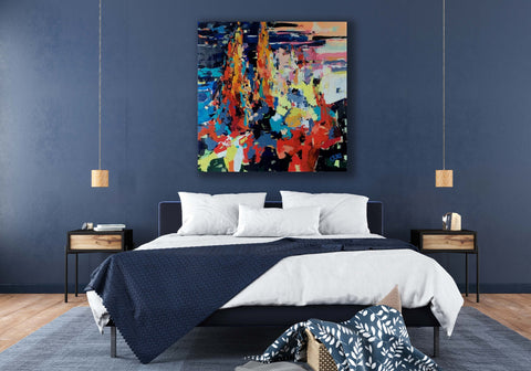 Abstraktes Gemälde, Acryl auf Leinwand, „Aloe At Dawn“ von der afrikanischen Künstlerin Claire Bunkell auf einer dunklen Wand in einem blau gehaltenen Schlafzimmer über dem Bett