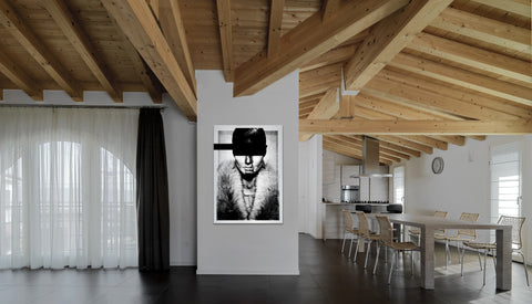 Druck auf gebürstetem Aluminium, Cracked Persona Nummer 2 von 7 von der afrikanischen Künstlerin Linnea Frank in einer großen Wohnküche mit Holzdecke, auf dem Kunstwerk ist eine Frau zu sehen, die einen schwarzen Balken vor den Augen und Risse auf dem Gesicht und Körper hat