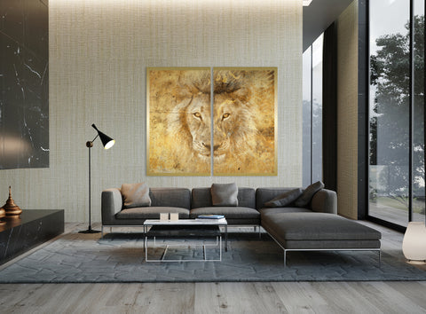 Druck auf Gold-Dibond-Metall, Golden Simba Nummer 2 von 3 von der afrikanischen Künstlerin Linnea Frank in einem grau, beigen Wohnzimmer über dem Sofa, auf dem Kunstwerk ist ein Löwenkopf frontal zu sehen