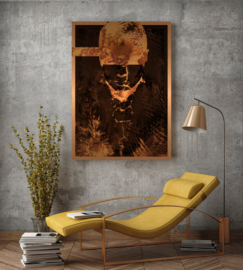 Druck auf Kupfer-Dibond-Metall, Hadron Persona von der afrikanischen Künstlerin Linnea Frank in einem Raum über einem senfgelben Sessel, auf dem Kunstwerk ist eine Frau zu sehen, die einen Balken vor den Augen und Risse auf dem Gesicht und Körper hat